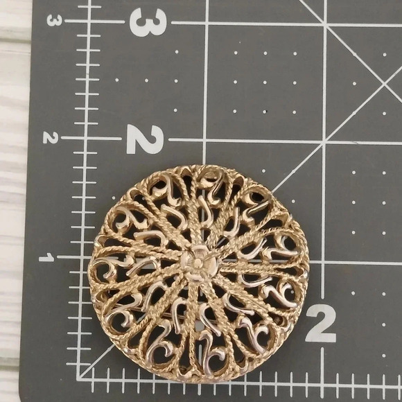 Round 1 3/4" Gold Tone Filigree Design Brooch Pin - Picture 4 of 4
